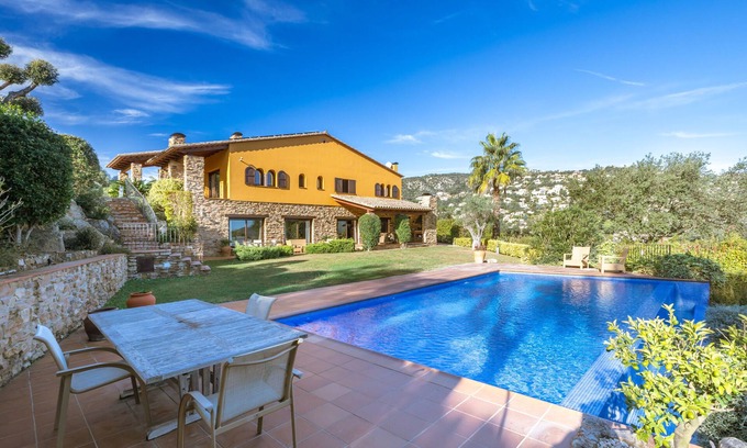 Calonge Villa | Villa 'La Masia' with Mountain View, Wi-Fi and Air Conditioning