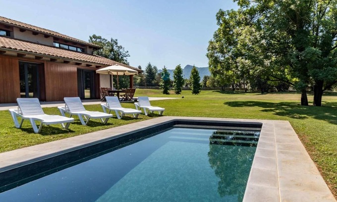 Les Preses Villa | Villa 'La Solfa' with Mountain Views, Wi-Fi and Air Conditioning