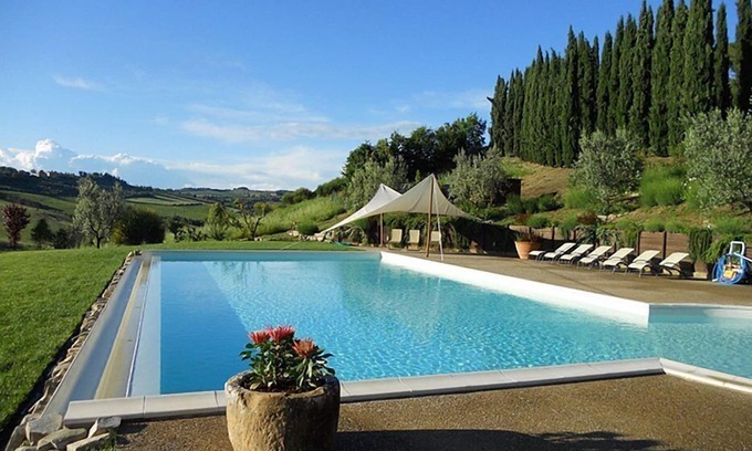 Poggibonsi Villa | Villa Lionella: A splendid three-story villa surrounded by meadows and by green hills, with Free WI-FI.