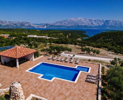 Pucisca Villa | Villa Luisa Pucisca - 2 Häuser, 6 Schlafzimmer Insel Brac - Pool, Grill, Kamin, Tischtennis, Boccia