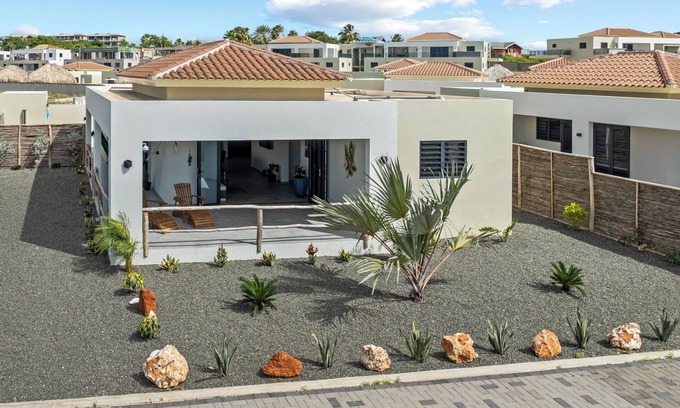 Marie Pampoen Villa | Villa Mambolicious, Mambo Beach, Villa with private pool near beach.