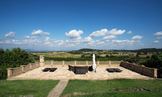 Sutri Villa | Villa Margot Sutri a stone's throw from golf!