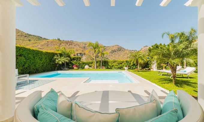 Taormina Apartment | Villa Mastrissa Deluxe Apartment with pool, garden and parking, a few minutes from Taormina