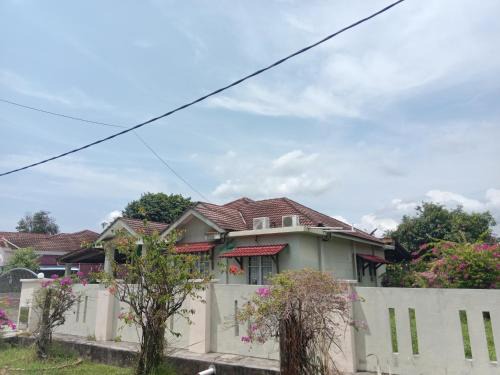 Sungai Pelek House | Villa Medina Lake Bungalow 15 pax Bagan Lalang