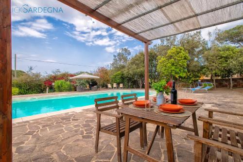 Porto Torres Villa | Villa Melograno with exclusive swimming pool surrounded by greenery