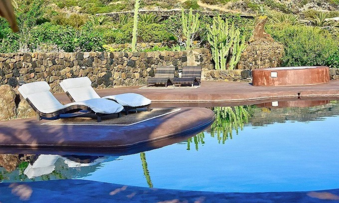 Pantelleria House | Villa Meriggio B: A characteristic dammuso with the fascination of the typical and ancient houses of the island.