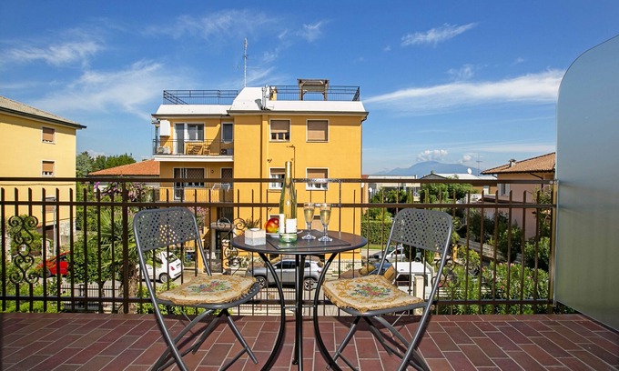 Desenzano del Garda Apartment | Villa Mimosa - Appartamento 2, Desenzano Del Garda, Italy