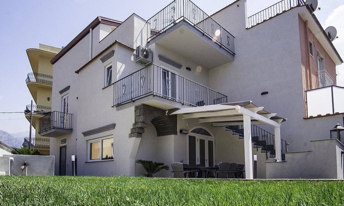 Sant'Agnello Villa | Villa Mira: An elegant and welcoming three-story villa located in the center of Sant'Agnello, with Free WI-FI.
