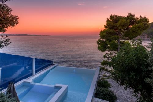 Trstenik Villa | Villa Moro: Beachfront Privacy