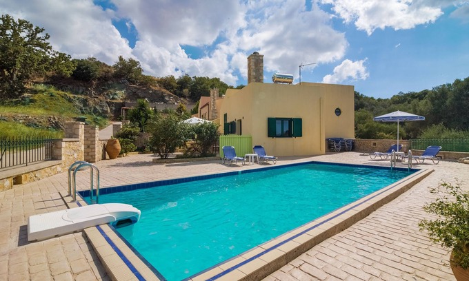 Agios Vasileios Villa | Villa Mourne, 2 BD, common pool, peaceful!