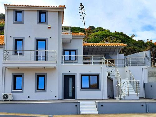 Mourteri House | Villa Myrtia Mourteri just steps from the beach