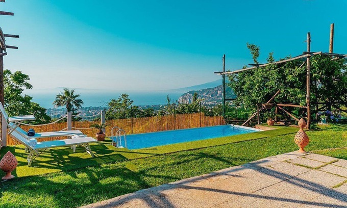 Sant'Agnello Villa | Villa Naiade: An elegant and welcoming three-story villa which faces the sun and the sea, with Free WI-FI.