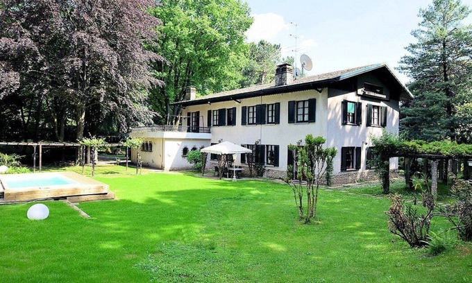 Sirtori Villa | Villa Nausica: An elegant and welcoming three-story villa surrounded by a large private park in the hills of Brianza, with Free WI-FI.