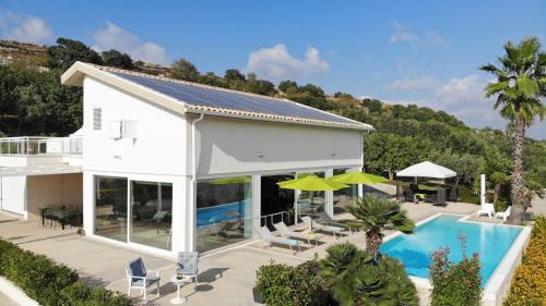 Ragusa Villa | Villa Nausica, heated pool, Padel court, view on the sea, wifi free perfect for big group