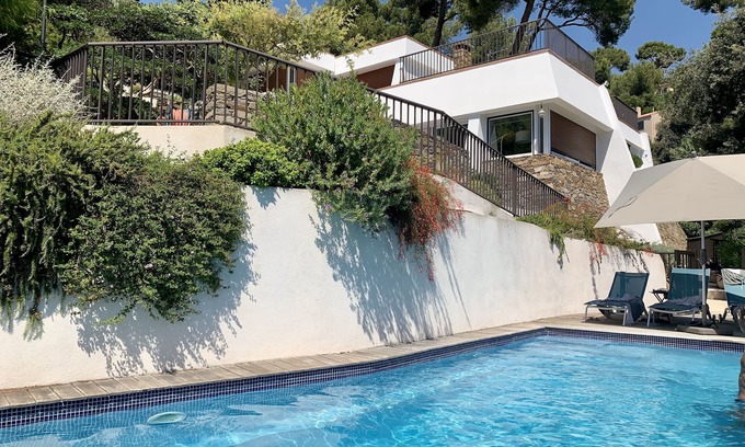 Hyeres House | Villa NEA with sea view and private swimming pool, classified 4 stars.