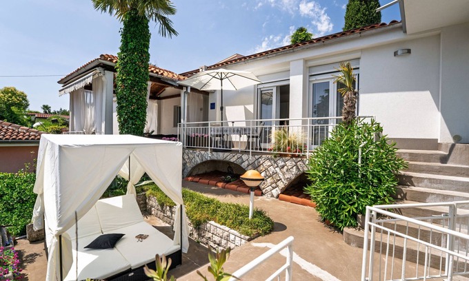 Ika Apartment | Villa Nika by Interhome