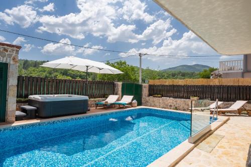 Prolozac House | Villa Old House with Pool, Jacuzzi