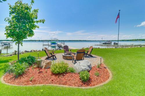 Alexandria House | Villa on Lake Darling Fire Pit, Deck and BBQ!
