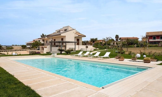 Modica Apartment | Villa Paradiso with private pool, BBQ area, huge garden and free parking