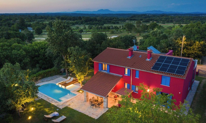 Sajini Villa | Villa Parun With heated pool, EV friendly -Your private Shelter From City Crowds
