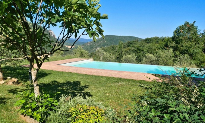 San Giovanni del Pantano Villa | Villa Piantoni on Antognolla Golf Estate. Restaurant, Cafe/Bar, Castle on Estate