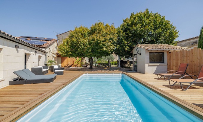 Montagne Villa | Villa 'Piscine Balnéo Saint Emilion' with Private Pool, Wi-Fi and Air Conditioning