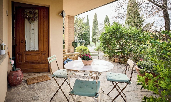 Monticchiello Apartment | Villa PoliFlora is a modern apartment in Monticchiello of Pienza in Tuscany.