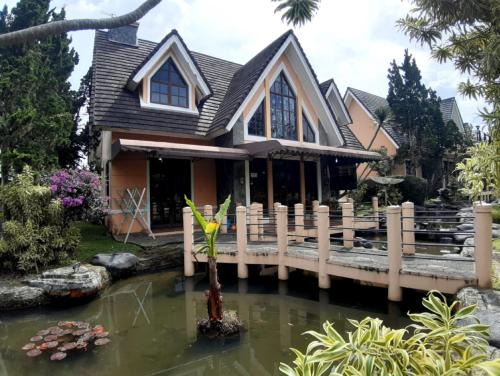 Cipanas Villa | Villa puncak bogor at kota bunga ada karoke & AC