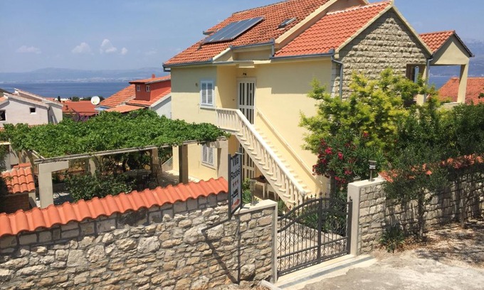 Supetar Apartment | Villa Radoš - 4 Sterne, 3 Apartments für maximal 18 Gäste