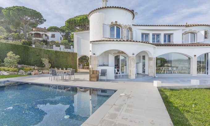Calonge Villa | Villa Saramel spacious and modern with amazing views of the beach of Palamós.