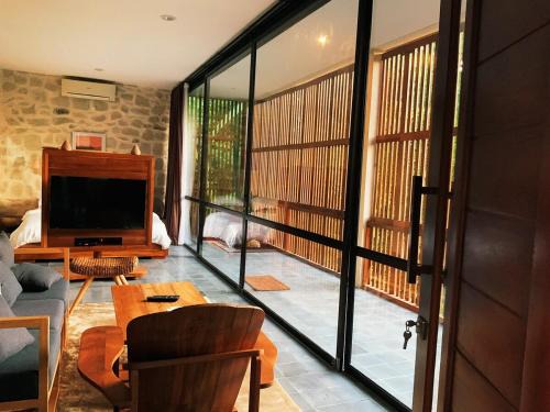 Bangunjiwo Villa | Villa Saluka - Romantic & Serene with Sunset View