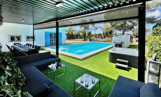 Jerez de la Frontera Villa | Villa San Patricio I Private Pool I Hot Tub I BBQ I PS5 I Aircon Rooms I 3000m2