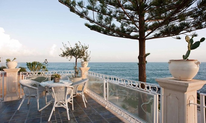 Fontane Bianche Villa | Villa Seranta, sea front villa near town