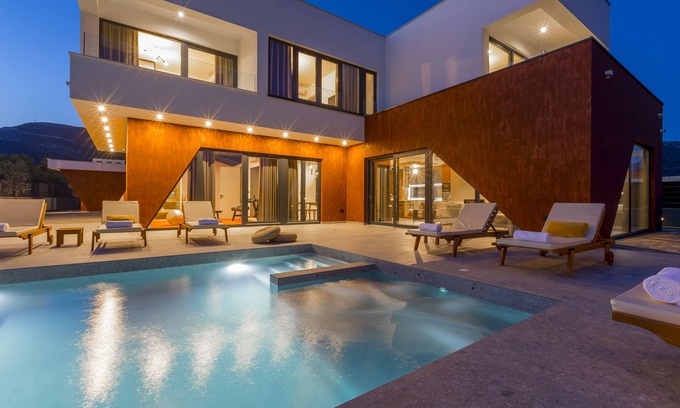 Kastel Stari Villa | Villa SEVEN HEARTS with heated pool and private basketball court near Split