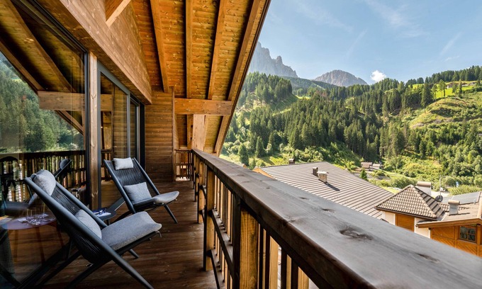Selva di Val Gardena Apartment | Villa Sofia Apartment 'A' with Mountain View, Balcony and Wi-Fi