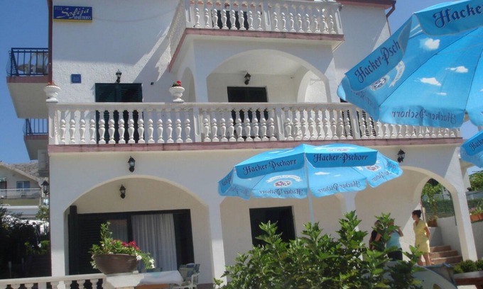 Grebastica Bed & Breakfast | Villa Sofija, Bed and Breakfast 300 Meter zum Strand mit Eigenem Parkplatz