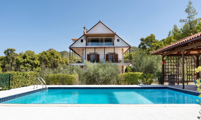 Loutraki-Agioi Theodoroi Villa | Villa 'Sterna' with Sea View, Private Pool and Wi-Fi