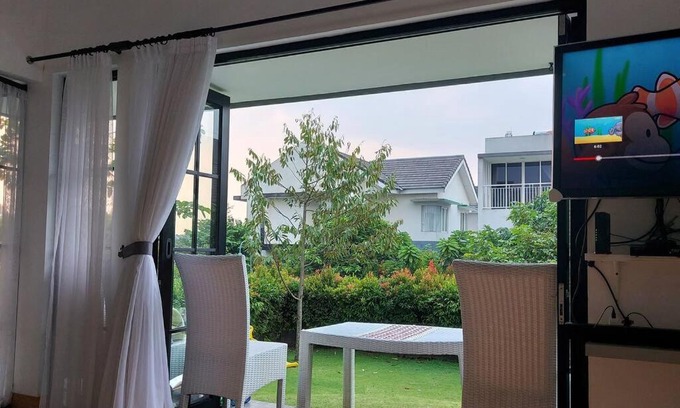 Bogor Selatan Villa | Villa Swandara Rancamaya With Netflix, Youtube, SmartTV and Nice Backyard
