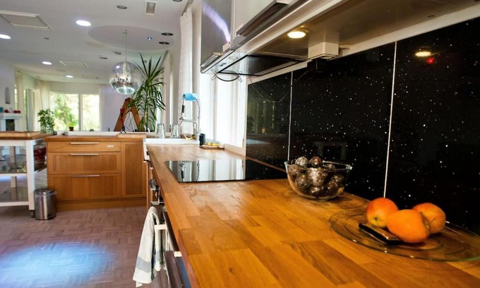 Bollmora Villa | Villa Trollbäcken med bastu, värmegolv, öppen spis