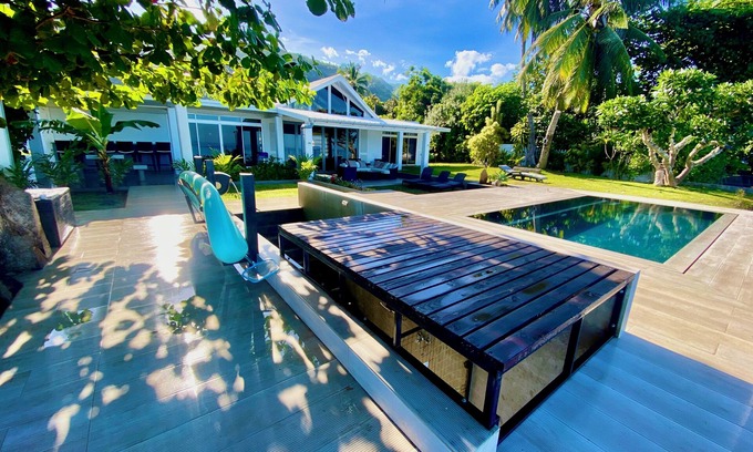Punaauia Villa | Villa Vaiava - private infinity pool on the beach