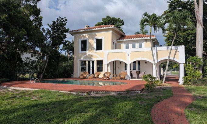 Fort Myers Villa | Villa Valencia - 3 Bedroom on the River with a Pool
