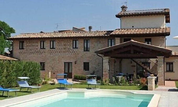 Citerna Villa | Villa Vezzosa Grande: A characteristic and welcoming age-old farm house, with Free WI-FI.