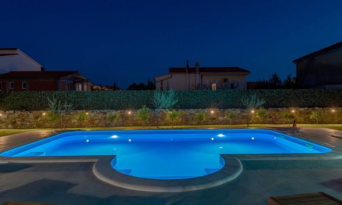Zrnovnica Villa | Villa Volga among olive trees and short walk where river enters the sea