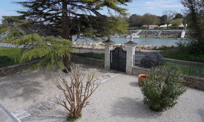 Boyardville House | Villa with swimming pool, on the edge of the Perrotine channel.