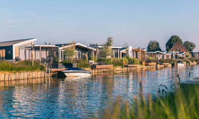Linden House | Villa Waterfront 12 by Interhome