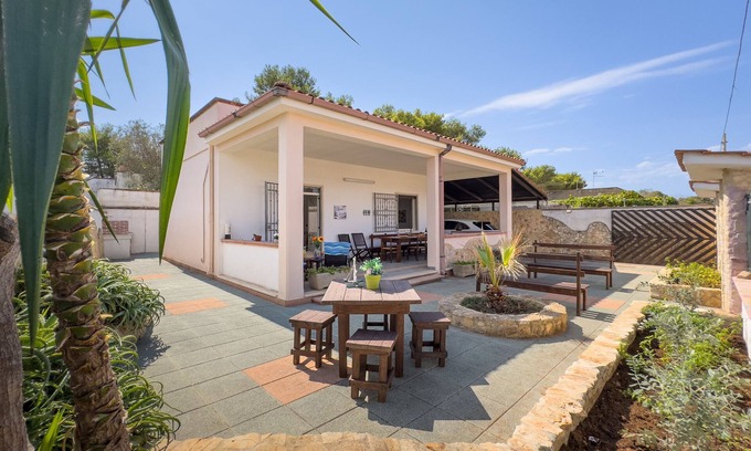 Torre Squillace Villa | Villa 'White Sand Private' with Private Garden, Wi-Fi and Air Conditioning
