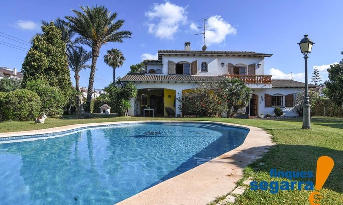El Roc de Sant Gaieta House | Villa with large garden and pool, next to the beach