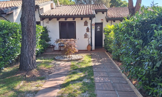 Aprilia Marittima House | Villa with private garden and pool use