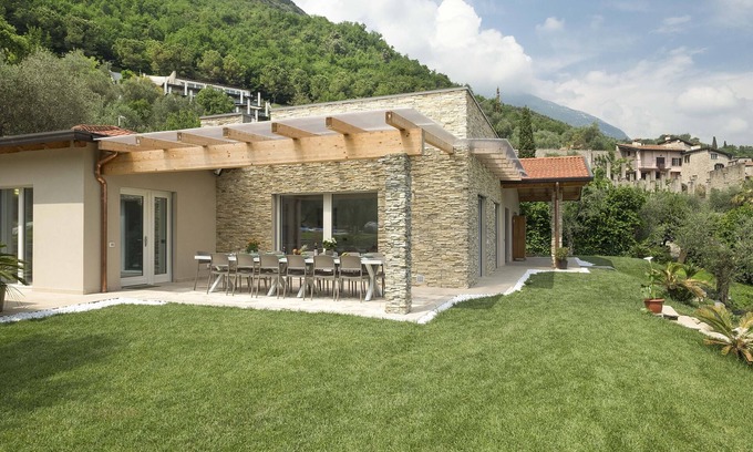 Toscolano Maderno Villa | Villa with park, private pool and lovely lake view