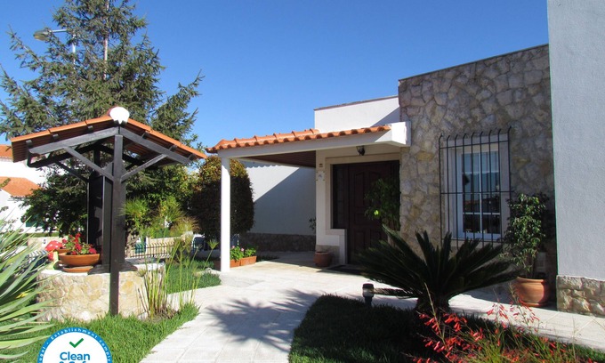 Almoinha Villa | Villa with pool and garden.